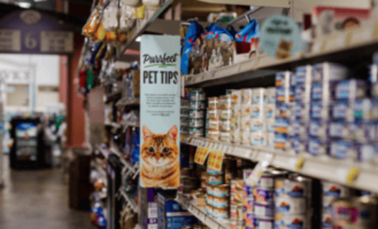Pet aisle blade in grocery store